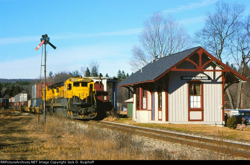 NYS&W 4002 eastbound 258, Newfoundland, New Jersey. Decenber 27, 1994. 